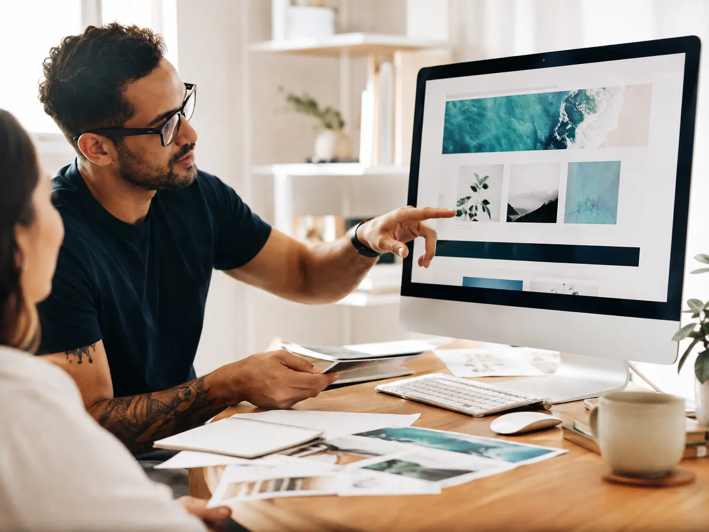 Profissional organizando textos e imagens para um site