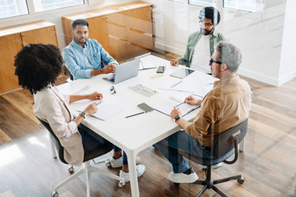 Equipe de contabilidade em reunião